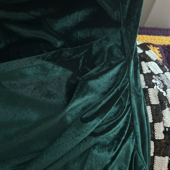 NWOT Gorgeous Green Velvet Cocktail Dress - Picture 4 of 5